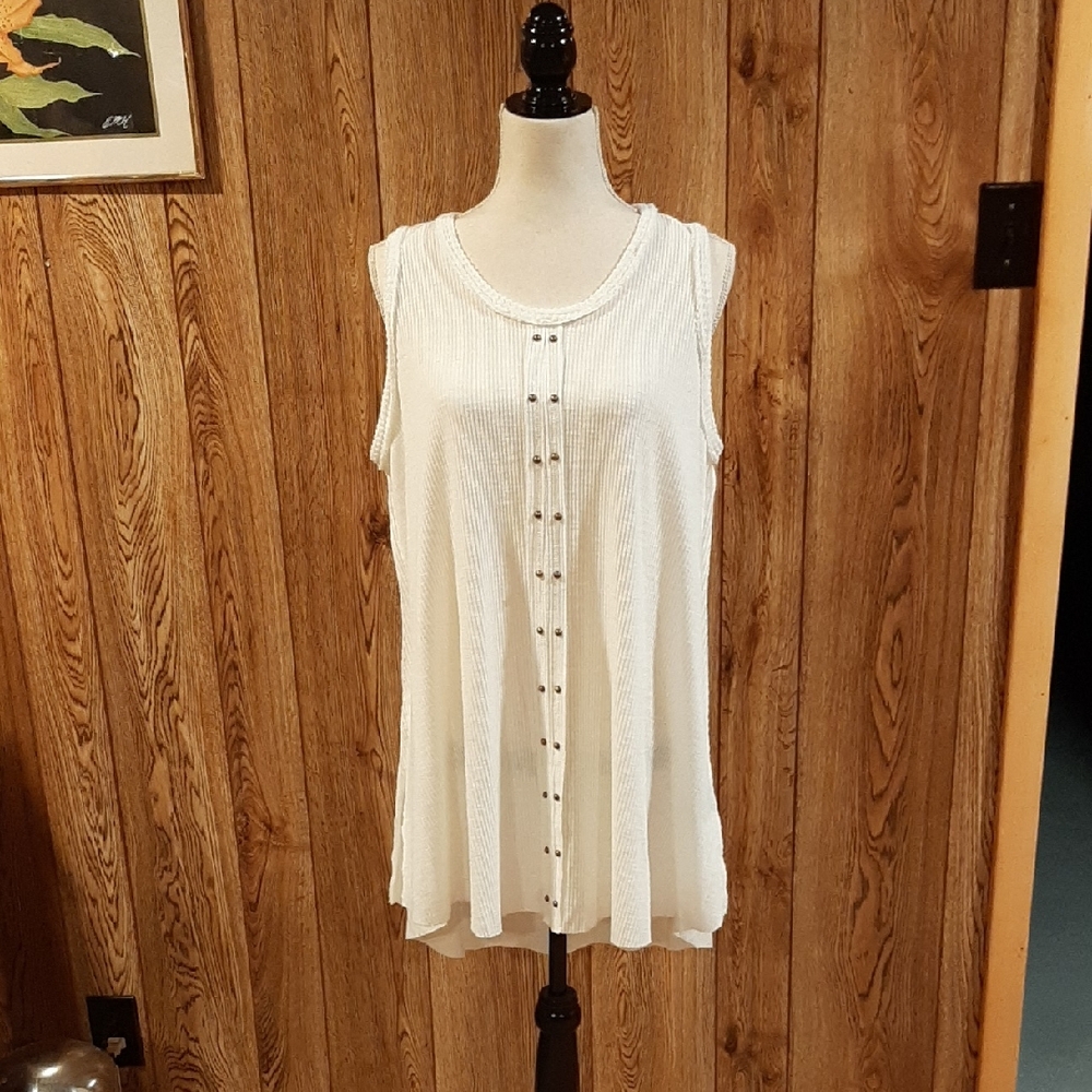 🥀🍋NWT White Studded High-Low Hemmed Tank (M)🥀
